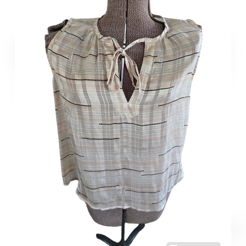 Q & A Women's Top Size Medium